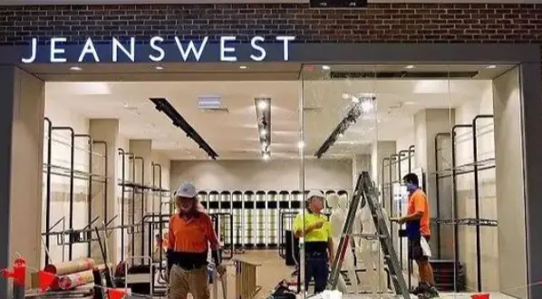 A Chinese Cloth Store Shutting Down