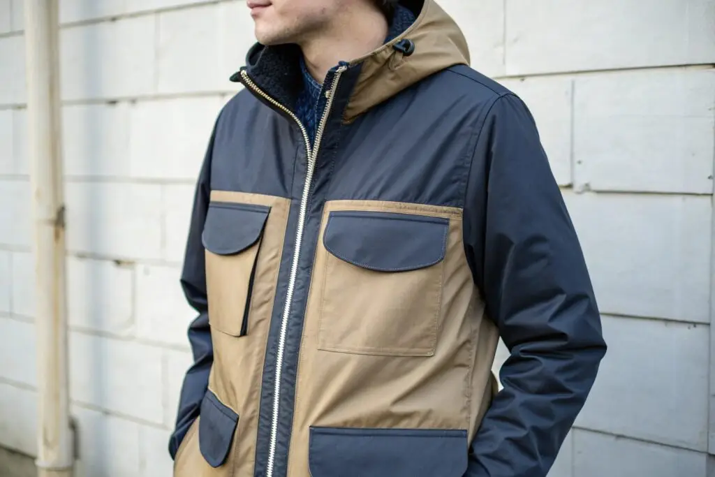 Dual-entry pockets on a two-tone jacket, combining style and practicality