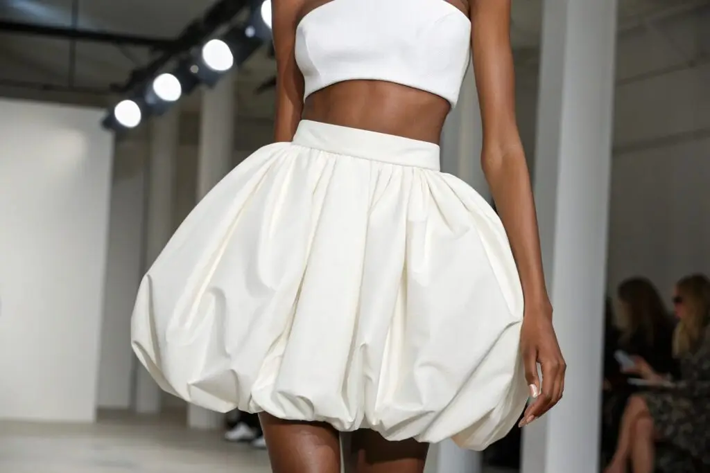 Chic white bubble skirt with a voluminous silhouette