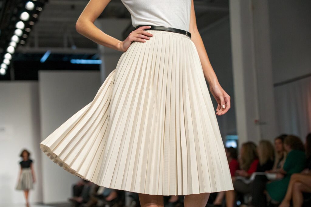 Elegant pleated midi skirt in ivory