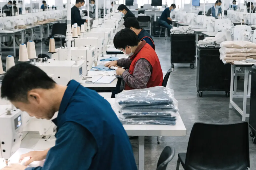 How Can Factory DDP Shipping Raise Profit Margins for Apparel Buyers?