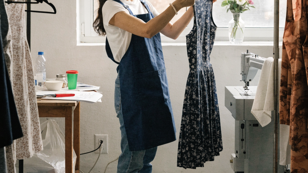 What Is the Sample Process for Clothing Orders?