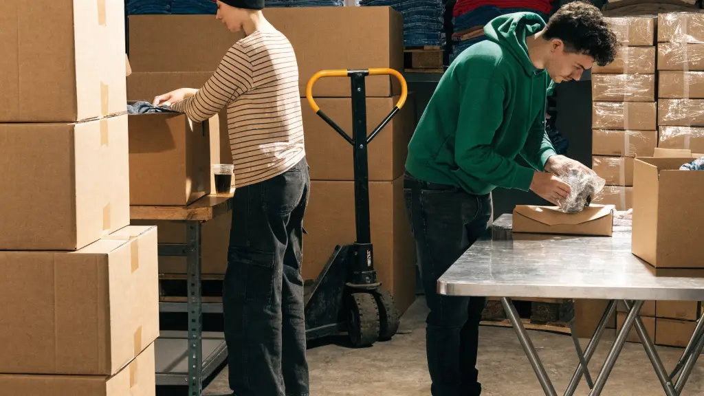 What Is the Difference Between B2B and DTC in Apparel?